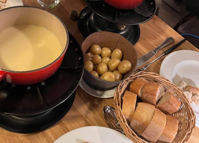 Cheese Fondue dinikmati bersama kentang dan potongan roti. Foto: Adhie Ichsan/kumparan