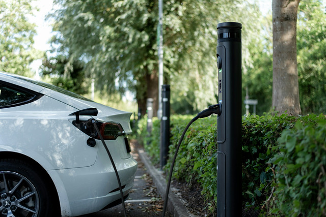 Ilustrasi mobil listrik. Foto: Unsplash