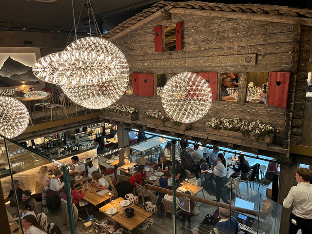 Restoran Edelweiss hampir selalu penuh tiap malam didatangi turis dari berbagai negara. Foto: Adhie Ichsan/kumparan