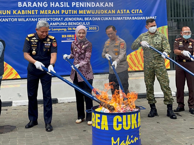 Pelaksana Tugas Kepala Kantor Wilayah Bea Cukai Sumbagbar, Agus Yulianto bersama Wakil Gubernur Lampung, Jihan Nurlela dan sejumlah instansi saat memusnahkan jutaan batang rokok dan ribuan liter minuman keras ilegal | Foto : Eka Febriani / Lampung Geh