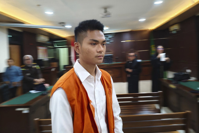 Terdakwa Christiano Pengarapenta Pengidahen Tarigan (21) pengemudi BMW yang tabrak mahasiswa Fakultas Hukum UGM, Argo Ericko Achfandi (19) mengikuti sidang vonis di Pengadilan Negeri Sleman (PN Sleman), DI Yogyakarta, Kamis (6/11/2025). Foto: Arfiansyah Panji Purnandaru/kumparan