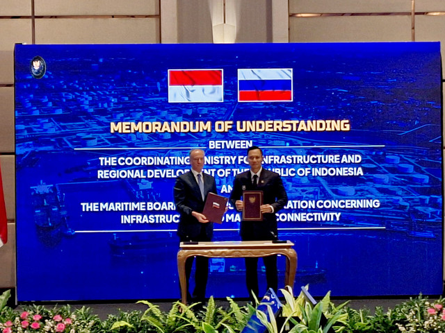Menko IPK, Agus Harimurti Yudhoyono (AHY) menandatangani Memorandum of Understanding (MoU) dengan Ketua Dewan Maritim Rusia Nikolai Patrushev saat acara konsultasi bilateral Indonesia-Rusia di Fairmont, Jakarta Pusat, Kamis (6/11/2025). Foto: Argya D. Maheswara/kumparan 