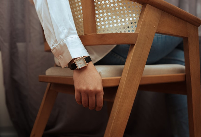 Ilustrasi jam tangan analog wanita. Foto: Unsplash