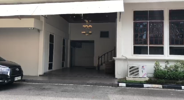 Tim penyidik KPK menggeledah rumah dinas Gubernur Riau di Jalan Diponegoro, Kota Pekanbaru, Kamis (6/11/2025). Foto: Dok. kumparan