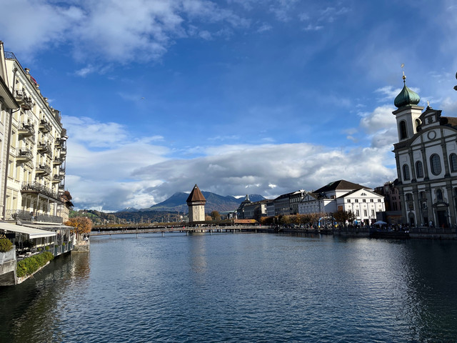 Pemandangan danau Lucerne yang indah di pagi hari. Foto: Adhie Ichsan/kumparan