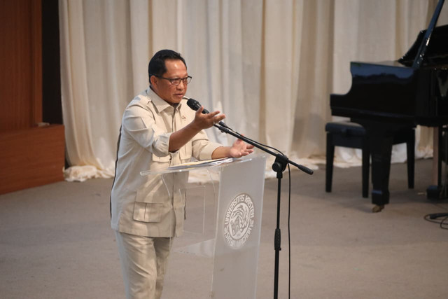 Mendagri Tito Karnavian saat hadiri Sosialisasi Kredit Program Perumahan (KPP) dan Fasilitas Likuiditas Pembiayaan Perumahan (FLPP) di Universitas Kristen Satya Wacana Salatiga, Jateng, Rabu (5/11/2025) malam. Foto: Kemendagri RI