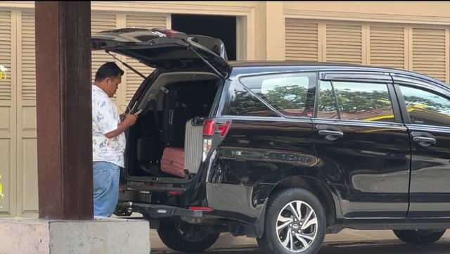 Tim penyidik Komisi Pemberantasan Korupsi (KPK) menggeledah rumah dinas Gubernur Riau Abdul Wahid di Jalan Diponegoro, Kota Pekanbaru, Kamis (6/11/2025). Foto: kumparan