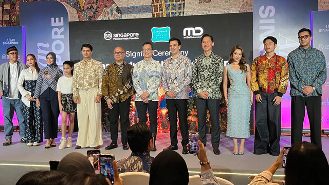 Deretan cast Ahlan Singapore dalam acara penandatanganan MoU STB dan MD Entertainment di Jakarta pada Kamis (6/11/2025). Foto: Gitario Vista Inasis/kumparan