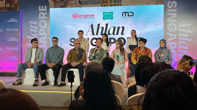 Deretan cast Ahlan Singapore dalam acara penandatanganan MoU STB dan MD Entertainment di Jakarta pada Kamis (6/11/2025). Foto: Gitario Vista Inasis/kumparan