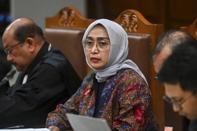 Terdakwa kasus dugaan korupsi di PT ASDP Ira Puspadewi (tengah) mendengarkan keterangan saksi saat sidang lanjutan di Pengadilan Tipikor, Jakarta, Kamis (18/9/2025). Foto: Rivan Awal Lingga/ANTARA FOTO