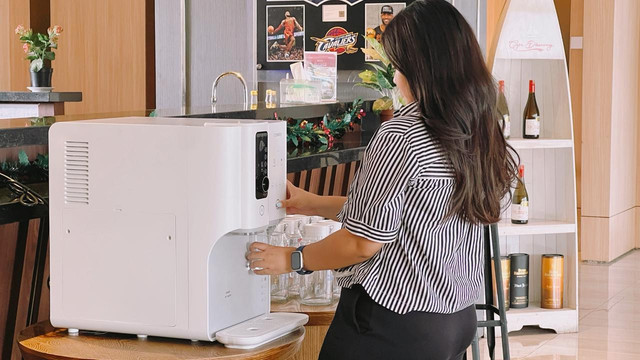 Adanya fasilitas isi ulang air minum di area hotel. 