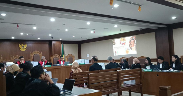 Eks Direktur Utama (Dirut) PT ASDP Indonesia Ferry (Persero), Ira Puspadewi (kiri), saat sidang pleidoi terkait kasus dugaan korupsi dalam proses akuisisi PT Jembatan Nusantara (JN) oleh PT ASDP di Pengadilan Tipikor Jakarta, Kamis (6/11/2025). Foto: Fadhil Pramudya/kumparan