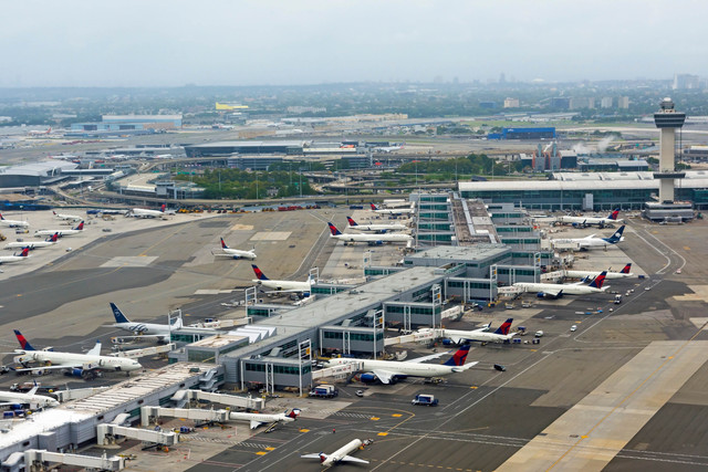 Ilustrasi bandara besar di Amerika Serikat. Foto: M_Makarov/Shutterstock