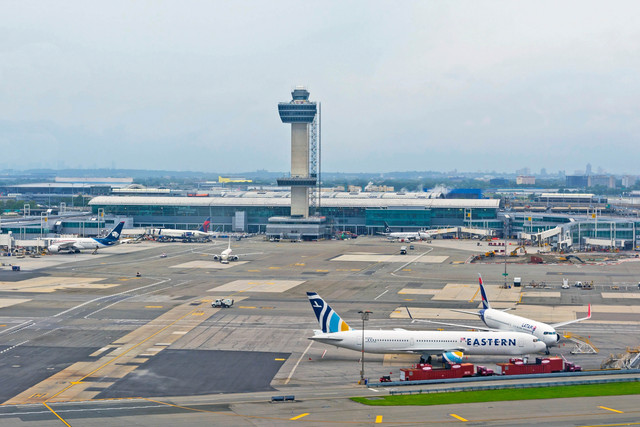 Ilustrasi bandara besar di Amerika Serikat. Foto: M_Makarov/Shutterstock