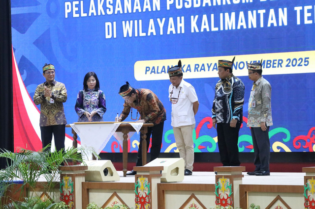 Menteri Hukum, Supratman Andi Agtas (ketiga dari kiri) saat meresmikan capaian 100 persen Pos Bantuan Hukum (Posbankum) seluruh desa/kelurahan Provinsi Kalimantan Tengah di Aula Jayang Tingang Kantor Gubernur Kalimantan Tengah, Palangka Raya pada Kamis (06/11/2025). Foto: Dok. Istimewa