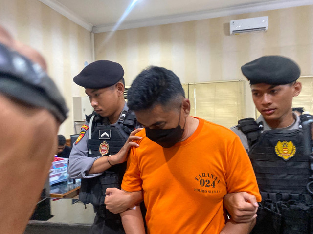 Pelaku pembunuhan perempuan berinisial RI (39), berinisial LBWP (54), digiring petugas saat konferensi pers di Mapolresta Sleman, Kamis (6/11). Foto: Pandangan Jogja/Resti Damayanti