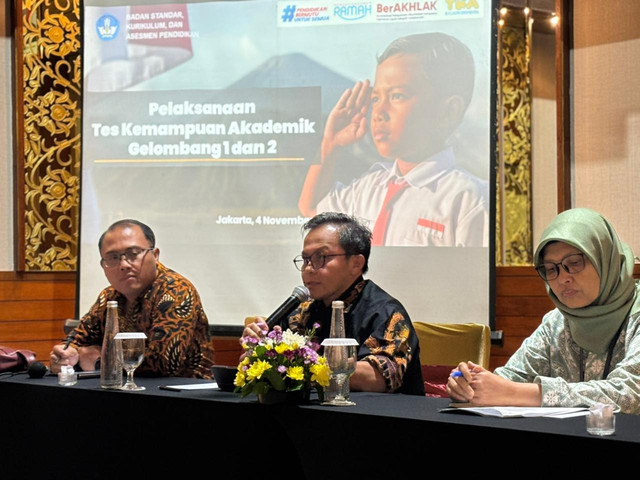 Kepala BSKAP Toni Toharudin (tengah) di Hotel Sari Pacific, Jakarta Pusat, Kamis (6/11). Foto: Amira Nada/kumparan