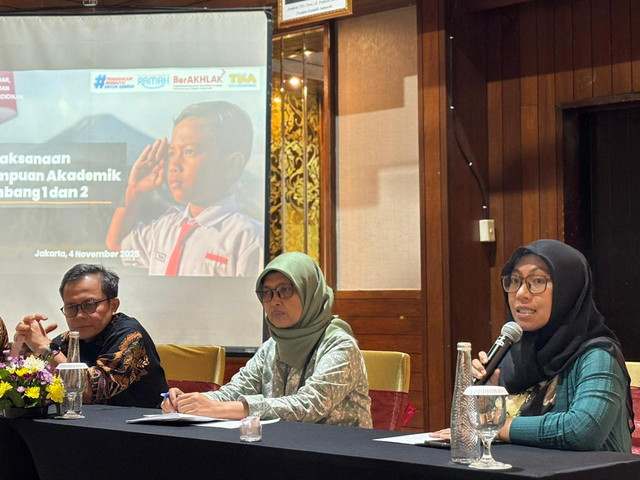 Kepala BSKAP Toni Toharudin (kiri), Inspektur II Inspektorat Jenderal Kemdikdasmen Purwaniati Nugraheni, Kepala Pusat Asesmen Pendidikan Kemendikdasmen Rahmawati di Hotel Sari Pacific, Jakarta Pusat, Kamis (6/11). Foto: Amira Nada/kumparan