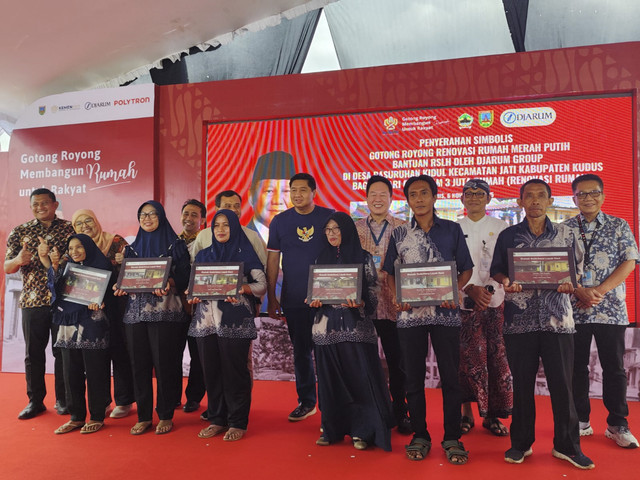 Menteri PKP Maruarar Sirait bersama, Chief Operating Officer (COO) PT Djarum Victor Rachmat Hartono, serta Gubernur Jawa Tengah Ahmad Luthfi saat menyerahkan secara simbolis bantuan renovasi Rumah Sederhana Layak Huni (RSLH) Ro) di Kabupaten Kudus. Foto: Intan Alliva Khansa/kumparan