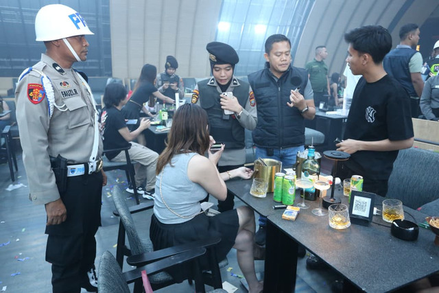 Polda Sumut bersama TNI melakukan razia tempat hiburan malam di Kota Medan, Kamis (6/11/2025). Foto: Polda Sumut
