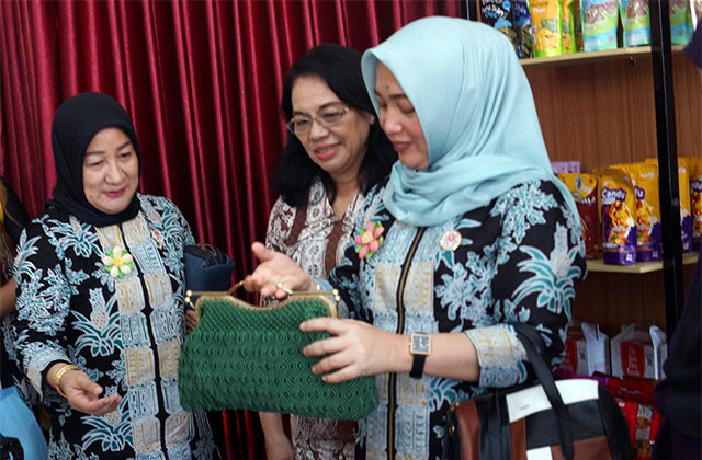 Ketua Dekranasda Bolmong, Kalsum Alhabsyi-Alhabsyi SE, meninjau sentra kerajinan dan galeri UMKM binaan Dekranasda Kota Bitung. 