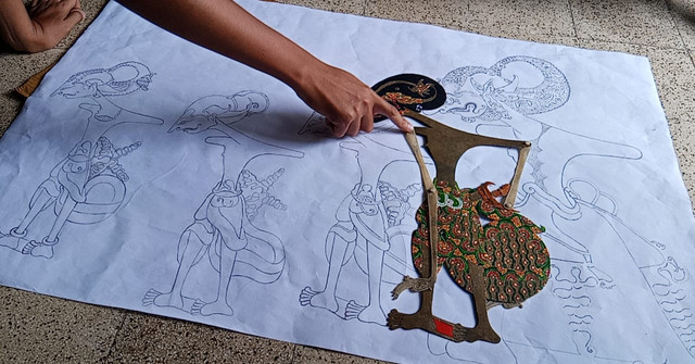 Proses pembuatan wayang kulit yang dilakukan Danar. Foto: Masruroh/Basra