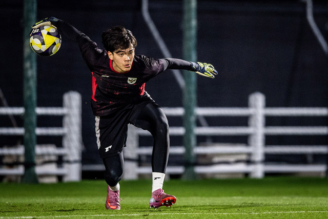 Kiper Timnas Indonesia U-17 Mike Rajasa Hoppenbrouwers mengikuti latihan resmi jelang laga kedua Grup H Piala Dunia U17 2025 di Lapangan latihan Stadion Al Thumama, Doha, Qatar, Kamis (6/11/2025). Foto: ANTARA FOTO/Bayu Pratama S
