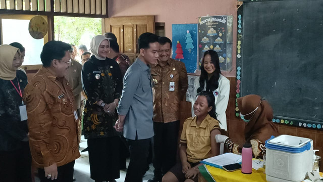 Wakil Presiden Republik Indonesia Gibran Rakabuming Raka meninjau program Cek Kesehatan Gratis (CKG) di SDN Ledok 5, Salatiga, Jawa Tengah, Jumat (7/11). Foto: Zamachsyari/kumparan