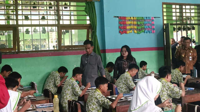 Wakil Presiden Republik Indonesia Gibran Rakabuming Raka meninjau program Makan Bergizi Gratis di SMPN 9, Salatiga, Jawa Tengah, Jumat (7/11) usai meninjau CKG. Foto: Zamachsyari/kumparan