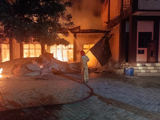 Petugas Damkar berupaya memadamkan api yang membakar Pesantren Babul Maghfirah, Aceh Besar, Jumat (31/10/2025) dini hari. Dok: BPBD Aceh Besar