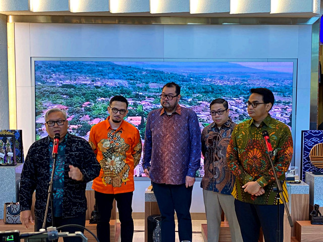 Deputi Bidang Usaha Kecil Kementerian UMKM, Temmy Satya Permana dan perwakilan e-commerce berada di kantor Kementerian UMKM, Jakarta, Jumat (7/11/2025). Foto: Muhammad Fhandra Hardiyon/kumparan