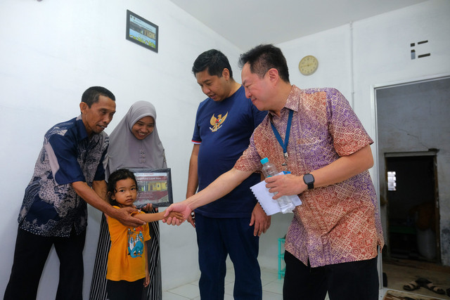 Menteri Perumahan dan Kawasan Permukiman, Maruarar Sirait, bersama Chief Operating Officer (COO) PT Djarum Victor Rachmat Hartono menemui warga yang mendapatkan bantuan program Rumah Sederhana Layak Huni (RSLH) di Desa Pasuruhan Kidul, Kudus. Foto: dok Djarum Foundation