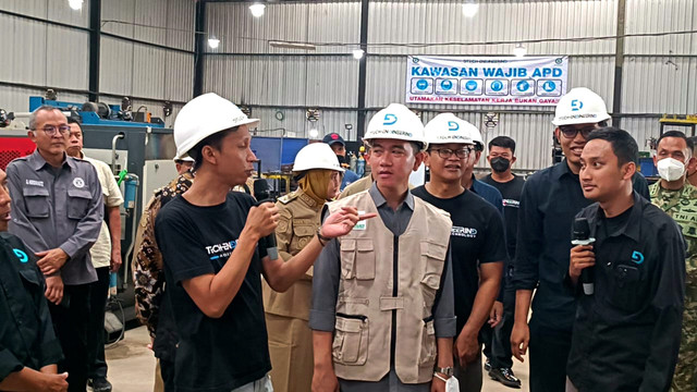 Wakil Presiden Republik Indonesia Gibran Rakabuming Raka meninjau pabrik manufaktur PT DTECH-Engineering di Salatiga, Jawa Tengah, Jumat (7/11/2025). Foto: Zamachsyari/kumparan