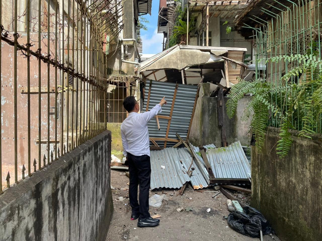 Wali Kota Pontianak, Edi Rusdi Kamtono, meninjau bangunan yang roboh. Foto: Dok. Pemkot Pontianak
