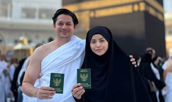 Andrew Andika dan istri barunya, Violentina Kaif. Foto: Instagram/ @andrewandika