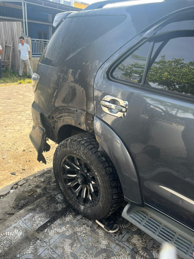 Mobil Toyota Fortuner milik Iskandar kader Partai Demokrat yang dibakar oleh Anggota DPRD Sinjai dari PAN, Kamrianto. Dok: Humas Polres Sinjai