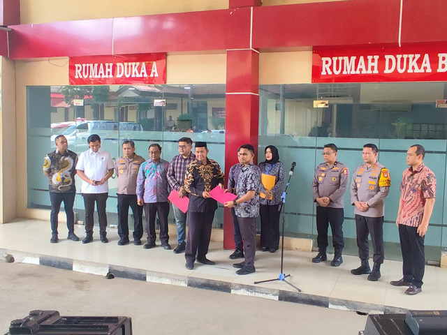 Suasana penyerahan jenazah Farhan dan Reno di RS Polri Kramat Jati. Foto: Rachmadi Rasyad/kumparan