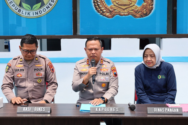 Kapolres Sukoharjo AKBP Anggaito Hadi Prabowo memberikan keterangan terkait temuan buah anggur hijau MBG mengandung sianida di Mapolres Sukoharjo, Jumat (7/11). Foto: Dok.Polres Sukoharjo