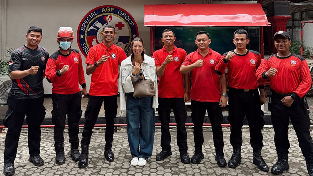 Jennifer Bachdim mengalami insiden dengan cincinnya sampai memanggil petugas damkar. Foto: Instagram/@jenniferbachdim