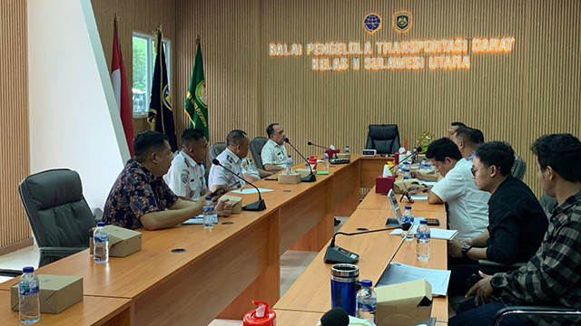 Bupati Bolmong, Yusra Alhabsyi (paling atas kiri) memimpin rombongan Pemkab Bolmong untuk melakukan rapat koordinasi dengan Balai Pengelola Transportasi Darat (BPTD) Kelas II Sulawesi Utara.