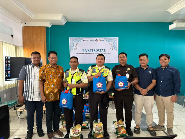 Manager PT PLN (Persero) UP3 Mempawah, Abdul Azis P (kedua dari kiri), bersama jajaran manajemen menyerahkan secara langsung paket sembako kepada petugas satuan pengamanan dalam kegiatan Bakti Sosial PIKK PLN UP3 Mempawah. Foto: Dok. PLN UP3 Mempawah