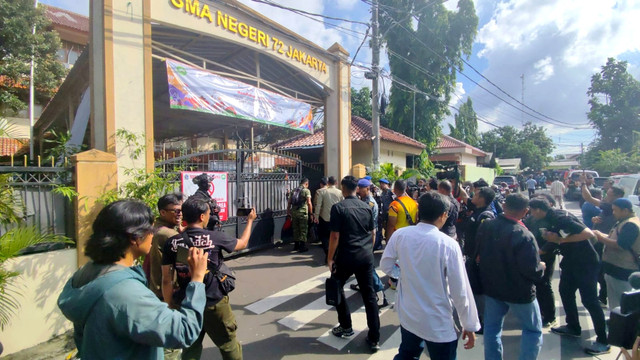 Wamenkopolkam, Lodewijk Freidrich Paulus tiba di SMAN 72 Jakarta, Jumat (7/11/2025). Foto: Rachmadi Rasyad/kumparan