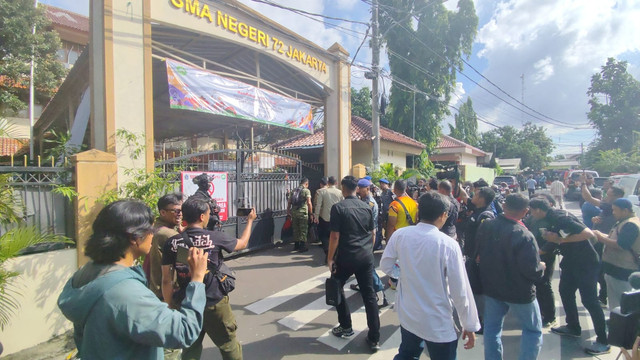 Momen Lodewijk Freidrich Paulus masuk ke SMAN 72 Kelapa Gading. Dok: Rachmadi/kumparan