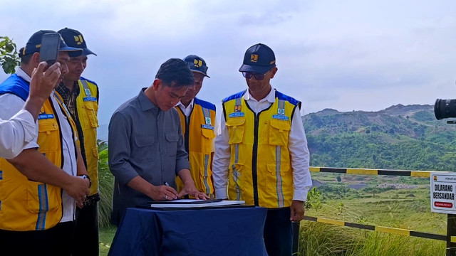 Wakil Presiden Republik Indonesia Gibran Rakabuming Raka meninjau perkembangan pembangunan bendungan Jragung di Semarang, Jawa Tengah, Jumat (7/11/2025).  Foto: Zamachsyari/kumparan