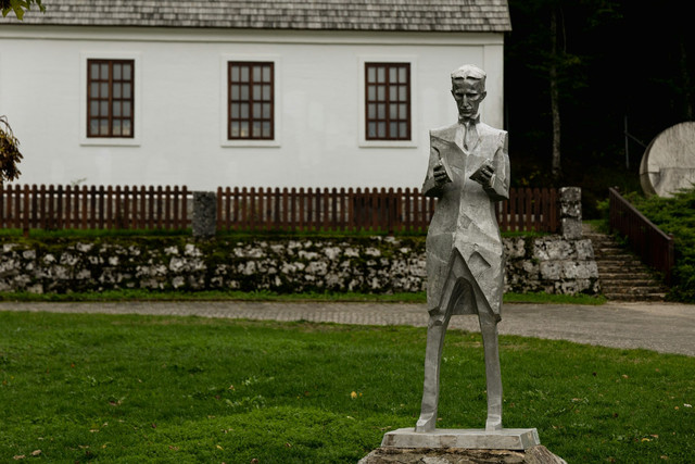 Ilustrasi patung memorial Nikola Tesla. Foto: Unsplash