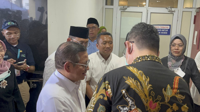 Gubernur DKI Jakarta Pramono Anung tiba saat ingin melihat kondisi siswa yang menjadi korban terluka akibat ledakan di SMAN 72 Jakarta di Rumah Sakit Islam Cempaka Putih, Jakarta Timur, Jumat (7/11/2025). Foto: Rayyan Farhansyah/kumparan
