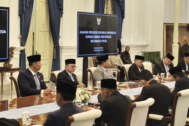 Presiden Prabowo Subianto memberikan arahan kepada Komisi Percepatan Reformasi Polri di Istana Merdeka, Jakarta, Jumat (7/11/2025).  Foto: Luthfi Humam/kumparan
