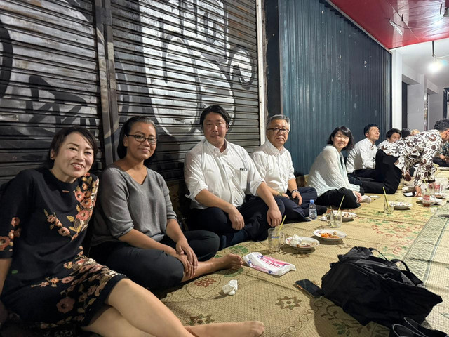 GKR Mangkubumi saat makan malam bersama Ketua Dewan Prefektur Kyoto Ryuzo Aramaki dan Wakil Gubernur Kyoto Furukawa Hironiri di Warung Gudeg Ibukota di Jalan Solo, Jogja, Selasa (4/11) malam. Foto: Pandangan Jogja/Widi RH Pradana