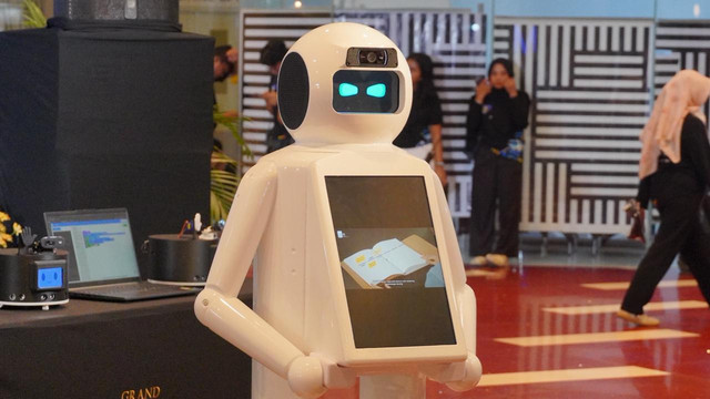 Robot RAISA Humanoid sebagai salah satu karya inovasi terbaru yang diluncurkan dalam Tennovex 2025. Foto: Humas ITS