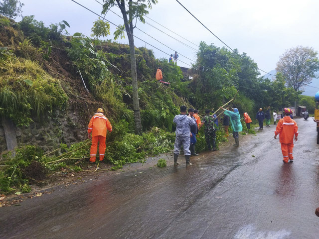 Akses Jalan Raya Batu-Mojokerto yang sempat terputus akibat banjir dan tanah longsor, Jumat (7/11/2025). Foto: Dok. BPBD Kota Batu